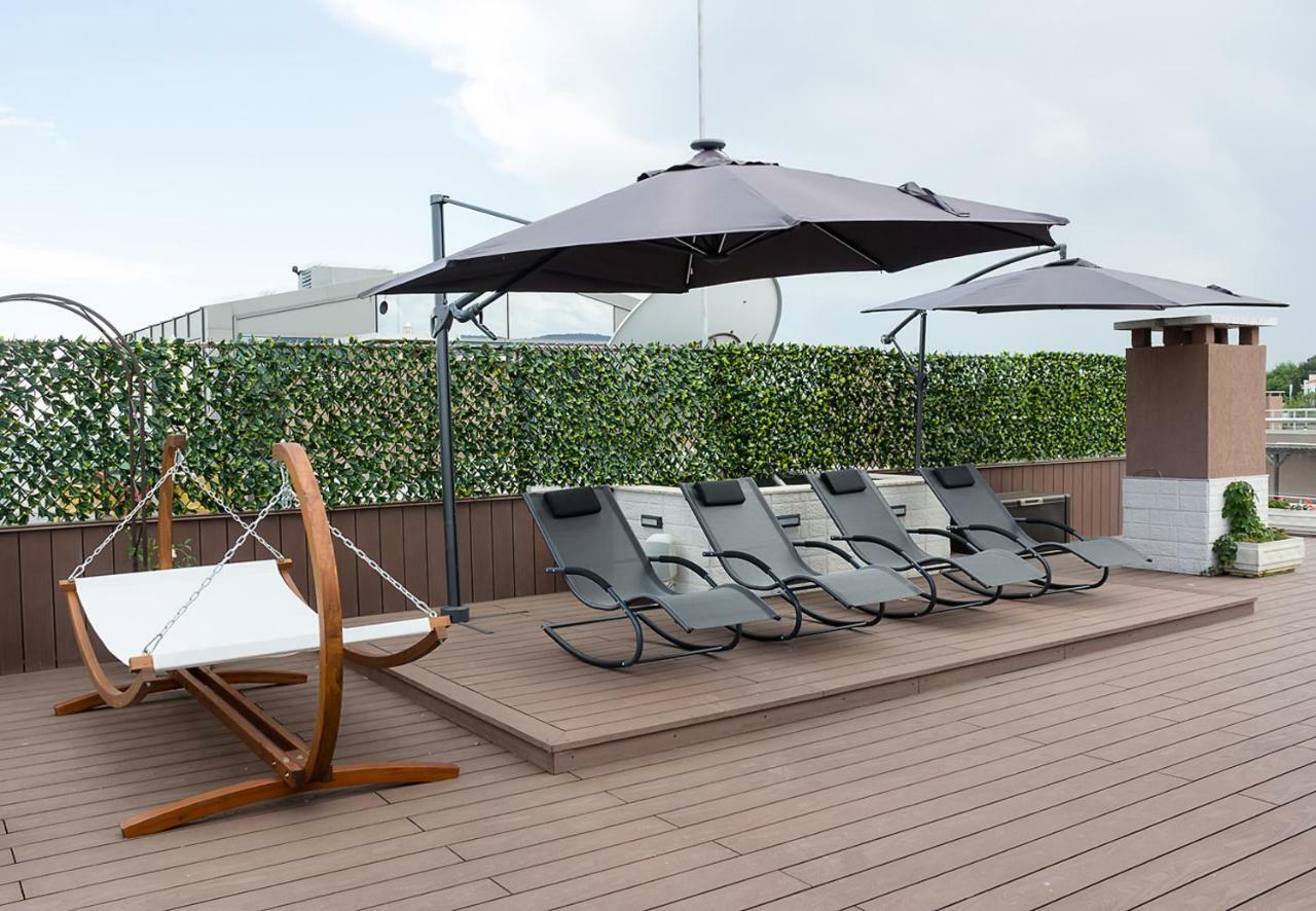 Ferienwohnung Under The Stars - Lux Penthouse With Pool And Terrace By Flat Mаnager Saints Constantine and Helena Exterior foto